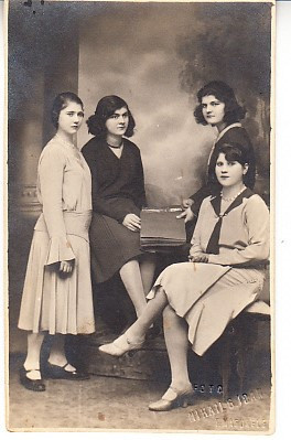 M1 F18 - FOTO - fotografie foarte veche - grup de domnisoare - 1930 foto