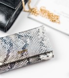 Portofel de damă lăcuit de &icirc;naltă calitate, decorat cu model piele de șarpe