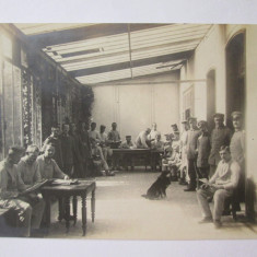 Fotografie 110 x 80 mm cu militari germani intr-o camera de lectură WWI