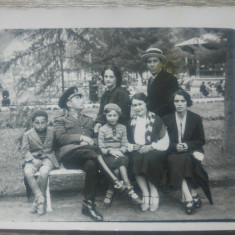 Ofiter roman cu familia/ Fotograful Curtii Regale Weiss, anii '40