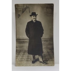 BARBAT CU PARDESIU SI PALARIE , IN STUDIO , FOTOGRAFIE TIP CARTE POSTALA , INTERBELICA