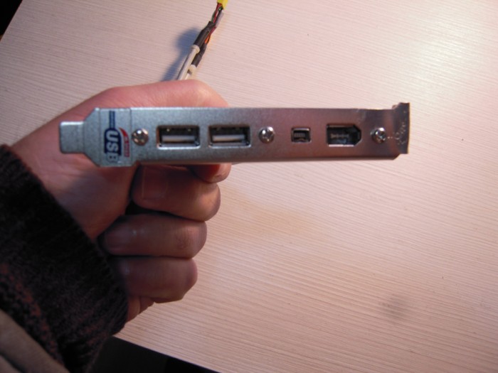 Conexiune spate desktop 2xUSB 2.0 si 1 x firewire 4, 1 x firewire 6, la placa