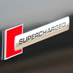 Emblema auto model &ldquo;SUPERCHARGED&rdquo;, reliefata 3D, dimensiune 10 x 1 cm