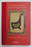CRONICILE FAMILIEI KANE , TRONUL DE FOC de RICK RIORDAN , 2015 , EDITIE CARTONATA