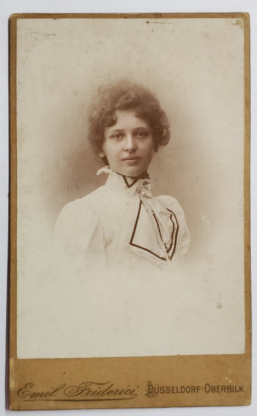 FOTOGRAF EMIL FRIDERICI , DUSSELDORF , TANARA CU ROCHIE ALBA , FOTOGRAFIE TIP C.D.V. , SFARSITUL SEC. XIX