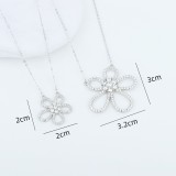 Cumpara ieftin Set Bijuterii din Argint 925 Rodiat: Lantisor si Cercei Model Floare din Zirconiu
