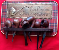 Lot lulele (pipe) in suport En fumant On est content
