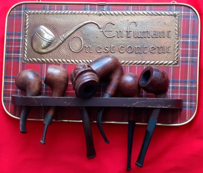 Lot lulele (pipe) in suport En fumant On est content foto
