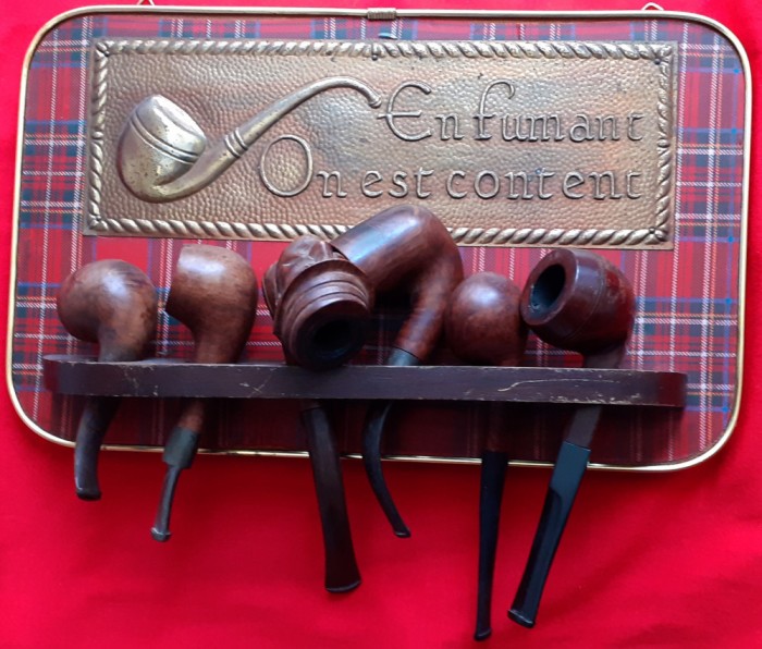 Lot lulele (pipe) in suport En fumant On est content