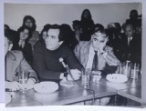 REGIZORUL SI ACTORUL LIVIU CIULEI , LA MASA , IN TIMPUL UNEI CONFERINTE , FOTOGRAFIE , ANII ' 70