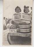 M5 C49 - FOTO - FOTOGRAFIE FOARTE VECHE - copii in masinuta - anii 1950
