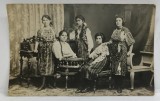 5 TINERE IN COSTUME POPULARE , FOTOGRAFIE IN STUDIO , FORMAT CARTE POSTALA , INCEPUTUL SEC. XX