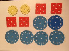 Joc romanesc vechi tip lego cu floricele mari, 12 bucati rosu, galben, albastru foto
