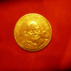 Medalie cu Papa Ioan XXIII si Biblia ,bronz aurit , semnat GB , d=2,8cm