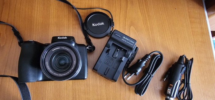 CAMERA FOTO DIGITALA Kodak EasyShare Z812 IS + BATERIE NOUA , INCARCATOR PRIZA SI AUTO NOI . FUNCTIONEAZA .