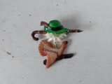 Insigna vintage - Schluchsee, Germania - cu cocos de mune, palarie si baston de excursionist, plastic, ac metalic, colectie, 5cm