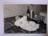 Fotografie dimensiune 6/9 cm cu bebeluș pe pat