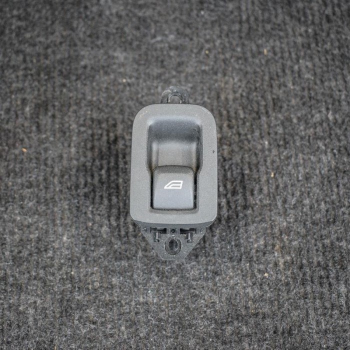 Buton geam ușă dreapta spate VOLVO V60 2012 OEM: 31272013 2108525