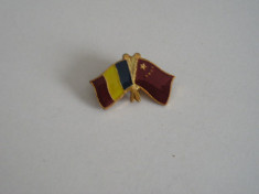 QW9 N3 7 - insigna - steaguri - Romania - China