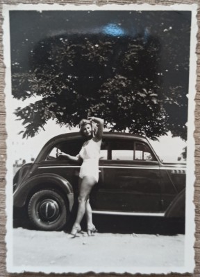 Marietta Deculescu intr-o ipostaza provocatoare, langa automobil de epoca foto