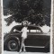 Marietta Deculescu intr-o ipostaza provocatoare, langa automobil de epoca