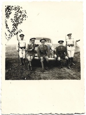 M1397N Ofițeri din Regimentul 4 Roșiori Regina Maria și soldați cu baioneta la armă, anii 1930 foto