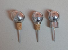 3 dopuri decorative/dispozitiv pentru turnat bauturi alcoolice