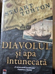 Diavolul si apa intunecata de Stuart Turton foto