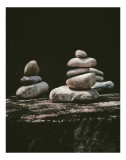Tablou Canvas, "Turn echilibrat de pietre liniștite", Pietre, Echilibru, Natură, Calm, Simetrie, Tranquilitate, Armonie, Meditativ, Compoziție, 26 x 3
