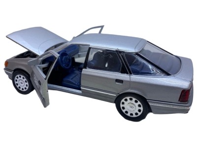 Macheta Ford Scorpio argintiu 1:24 deschide usile si capota motor foto