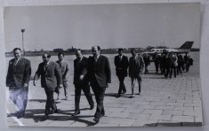SOSIREA LA AEROPORTUL OTOPENI A DELEGATIEI R.S SLOVENIA , CONDUSA DE A. MARINC , FOTOGRAFIE DE PRESA , SEPT. 1973
