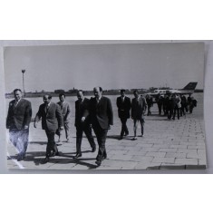 SOSIREA LA AEROPORTUL OTOPENI A DELEGATIEI R.S SLOVENIA , CONDUSA DE A. MARINC , FOTOGRAFIE DE PRESA , SEPT. 1973