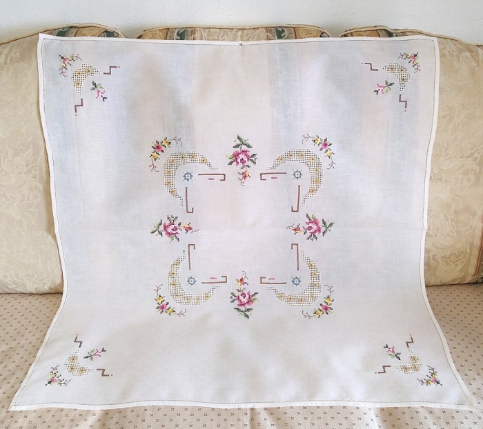 Fata de masa Vintage din bumbac cu broderie manuala in cruciulite si broderie pe fir.