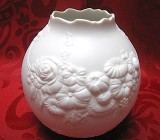 VAZA PORTELAN MAT BISCUIT KAISER CREATIE MANFRED FREY DECOR FLORAL IN RELIEF