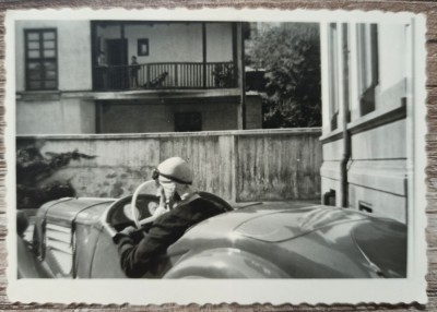 Automobilist roman din perioada interbelica la volan// fotografie foto