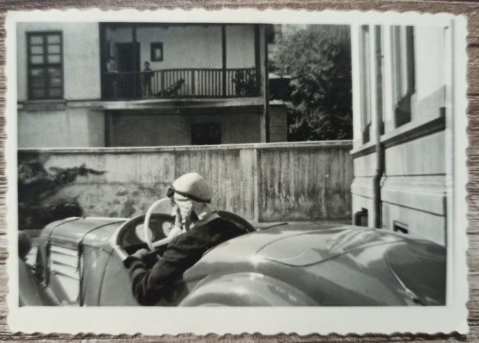 Automobilist roman din perioada interbelica la volan// fotografie