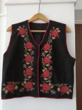 Vesta Matyo vintage Ungaria costum popular cu broderie traditionala confectionata din lana unisex stil boho, lucrata manual, cu motive florale