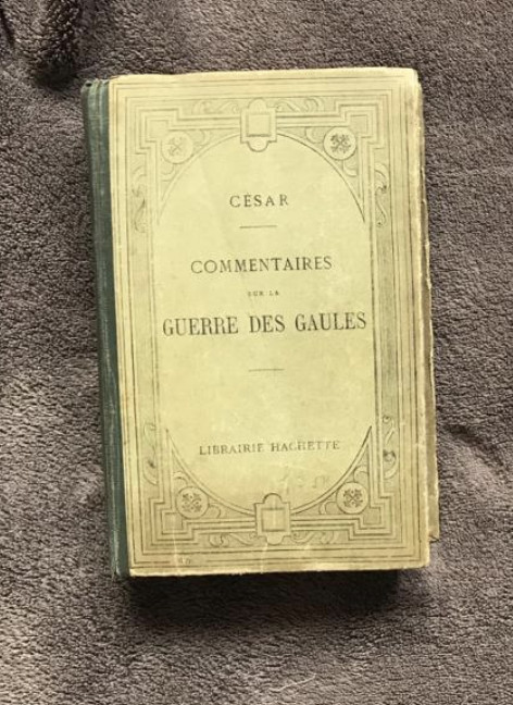 Commentaires sur la Guerre des Gaules : text latin / Jules Cesar Caesar
