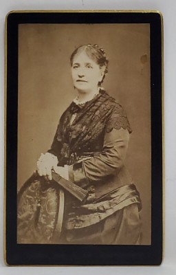 DOAMNA CU EVANTAI , FOTOGRAFIE C.D.V. , SFARSITUL SEC.XIX foto