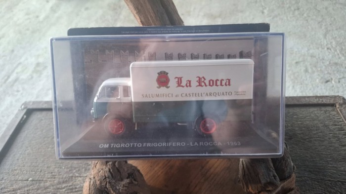 Macheta OM Leoncino frigorifero - La Rocca - 1963 IXO 1:43