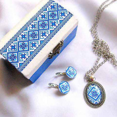 set cadou format din cutiuta decorata si set bijuterii cu motiv traditional 28688