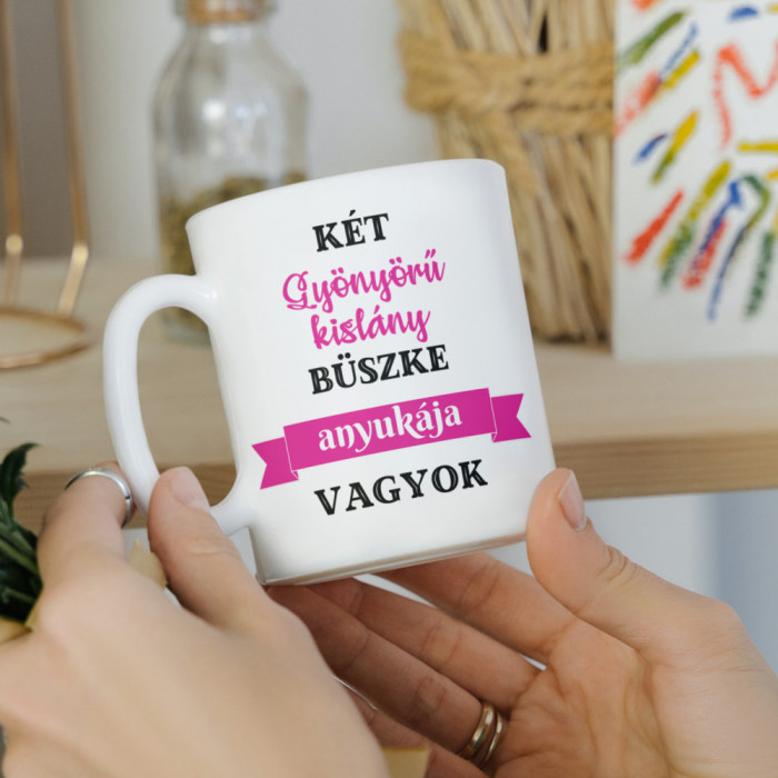 Cană personalizată &quot;K&eacute;t gy&ouml;ny&ouml;rű kisl&aacute;ny anyuk&aacute;ja vagyok&quot; Alba