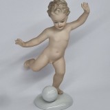 Bibelou vechi, vintage, portelan german WALLENDORF - Baiat cu minge