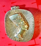 G337-Medalion NEFERTITI vintage metal aurit stare buna in patina timpului. Marimi: 5/4,5 cm.