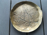 Tavă bronz, motive vegetale, originală, semnatură de artist, de colecție 19 cm