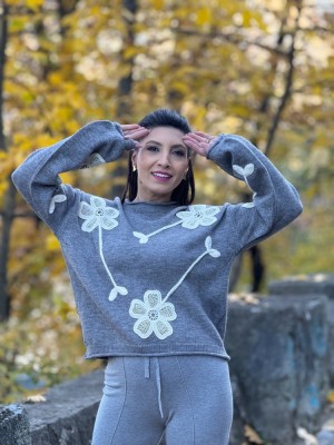 Bluza dama gri cu aplicatii flori crosetate foto