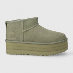 UGG cizme de zăpadă din piele întoarsă Classic Ultra Mini Platform culoarea verde, 1135092