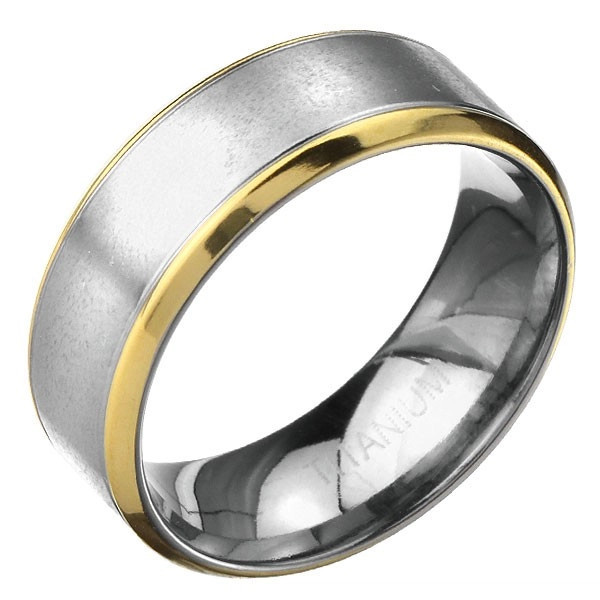 Inel din titan &ndash; bandă mată argintie, cu caneluri și margini aurii - Marime inel: 70