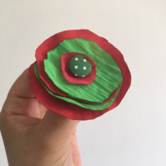 Brosa handmade, floare, material textil verde cu rosu si nasture verde cu buline
