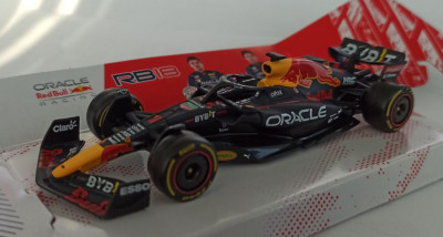 Macheta Red Bull RB18 Max Verstappen Campion Formula 1 2022 - Bburago 1/43 F1 foto